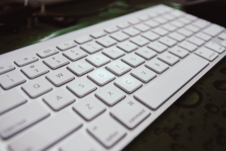 The Pros and Cons of Buying a Wireless Keyboard (Explained)