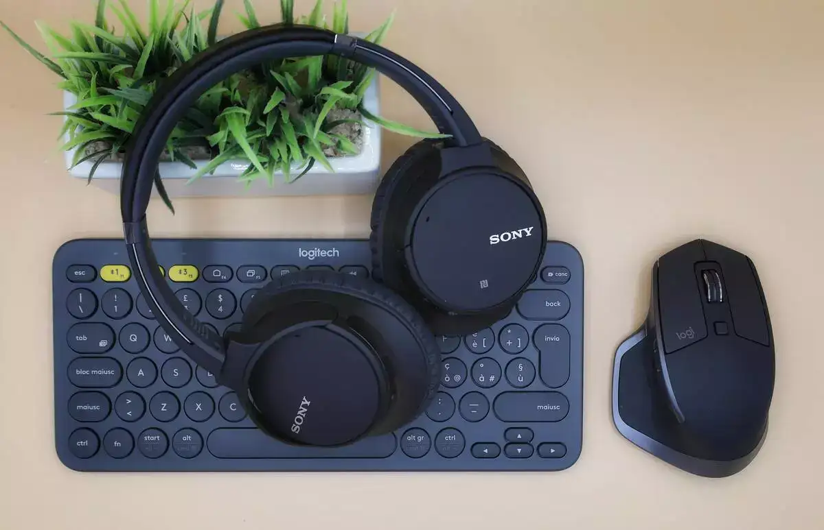 Bluetooth keyboard, mouse and headphones